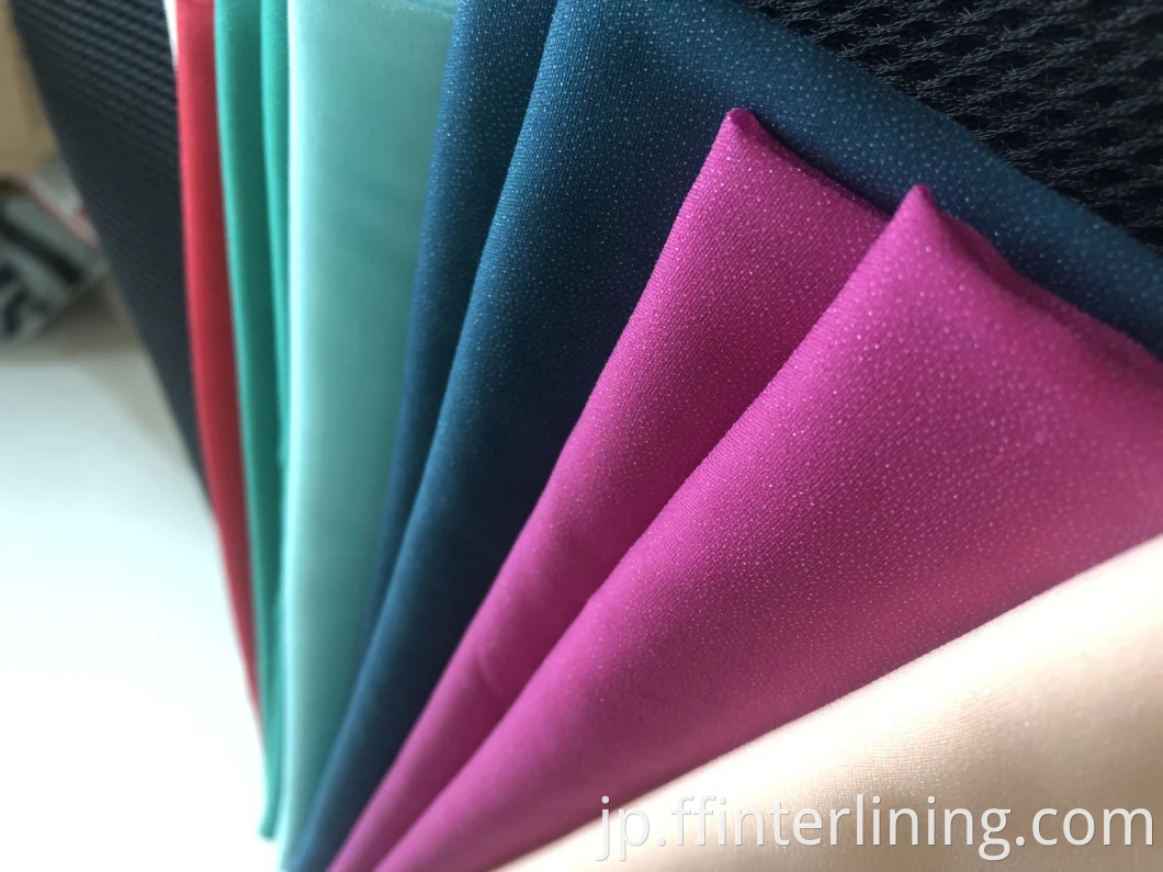 高品質の100％ポリエステル織物の芯地サプライヤーの高品質編まれた可融性の生地の色の芯地30D 50D 75D